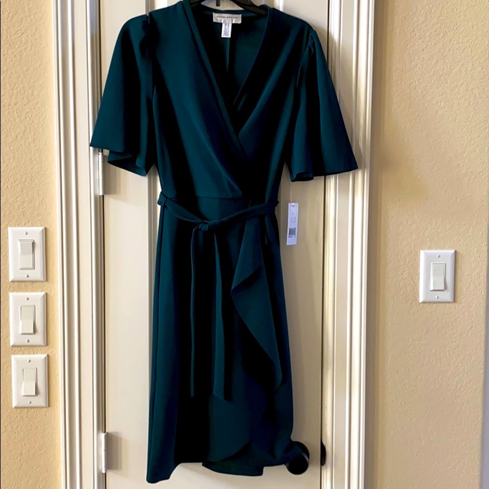 Donna Morgan V-neck MIDI Dress